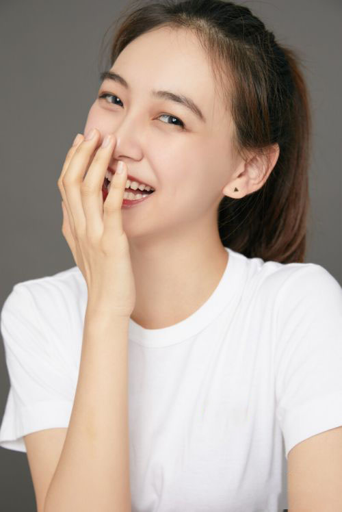 假装捂嘴偷笑自拍技巧