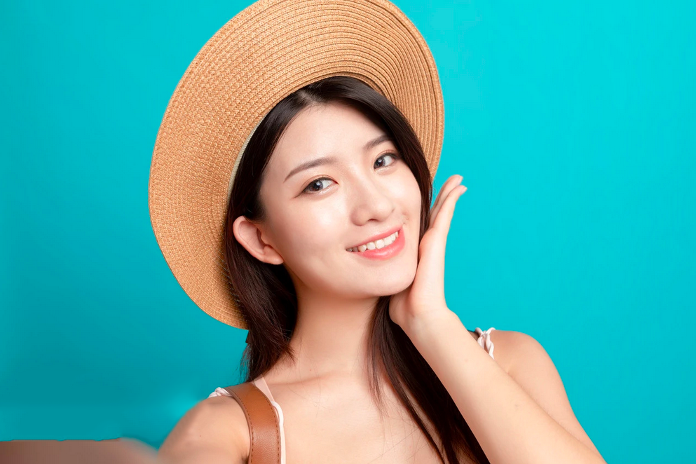 一只手遮住脸