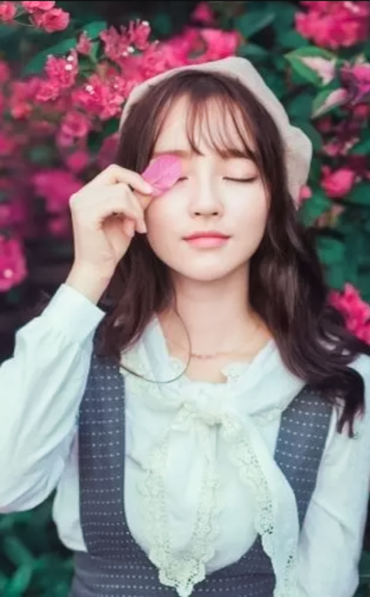 花瓣放在眼睛前