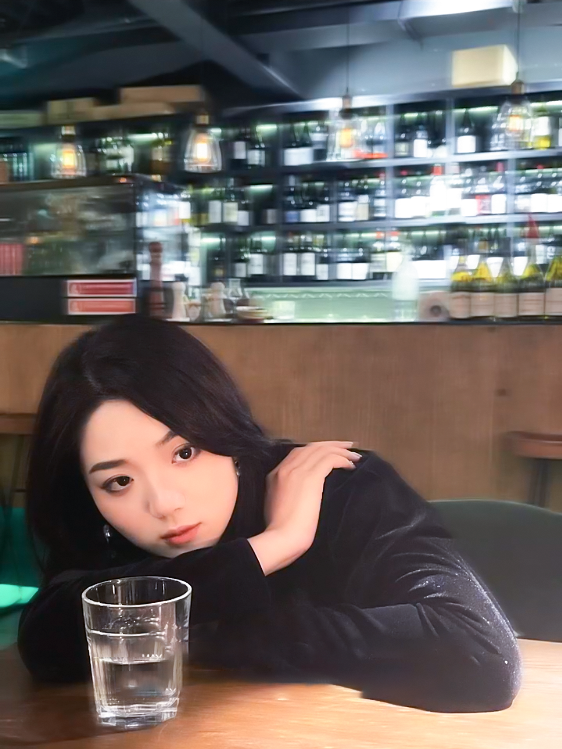 趴在桌餐桌上