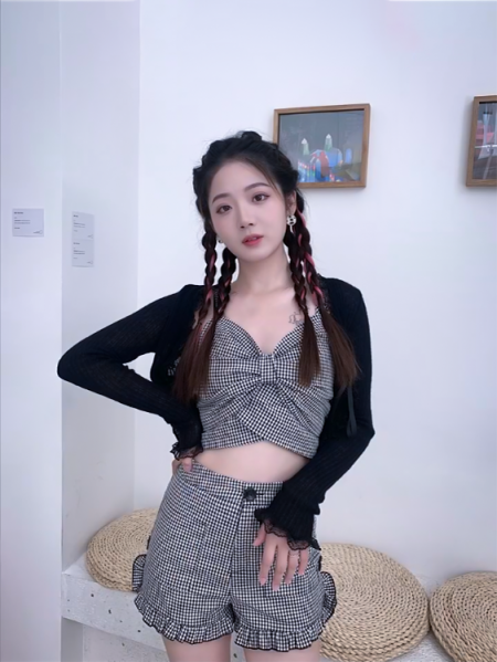 叉腰歪头姿势