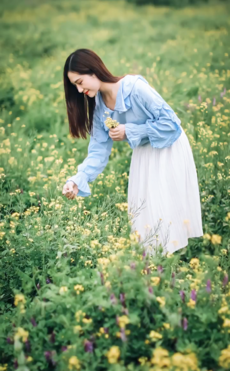 弯腰摘油菜花