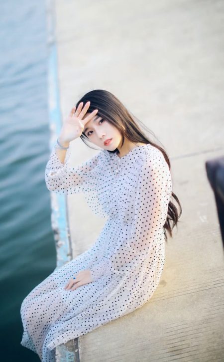 坐在湖边手挡额头