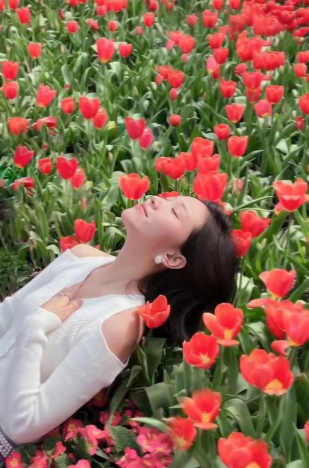 坐下向后倒