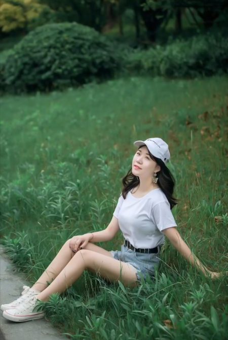 手撑在草地看前方