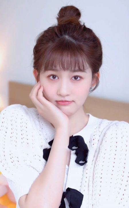 单手托脸嘟嘴巴